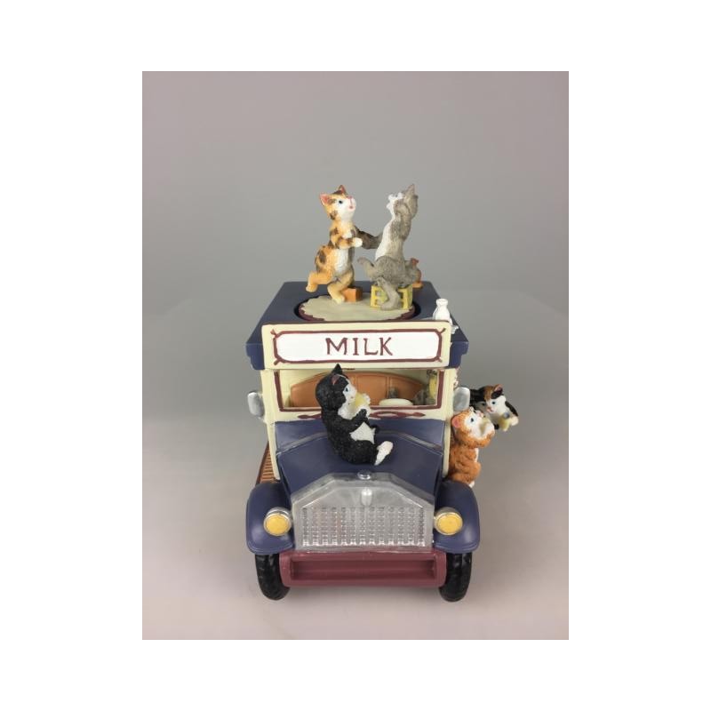voiture laitière nostalgique avec chats